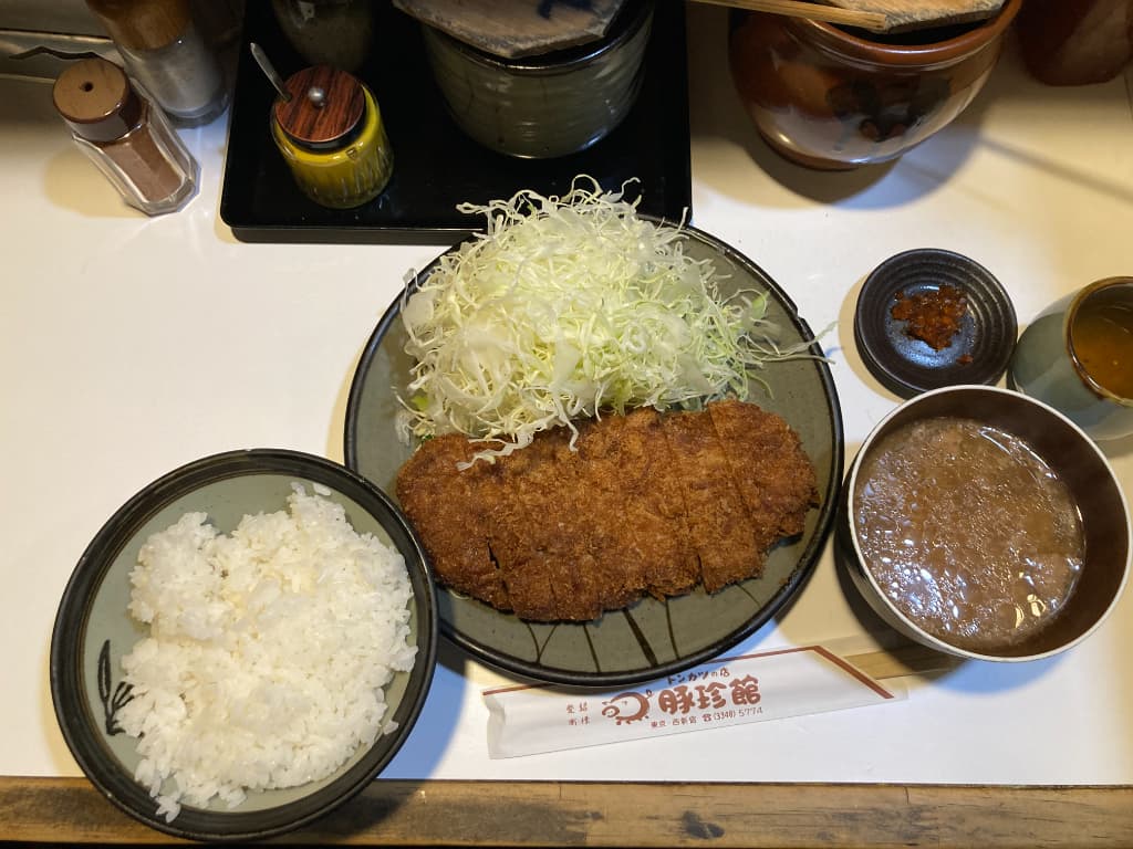 新宿駅西口にあるとんかつの名店　豚珍館は、2025年現在でも生き残っていた